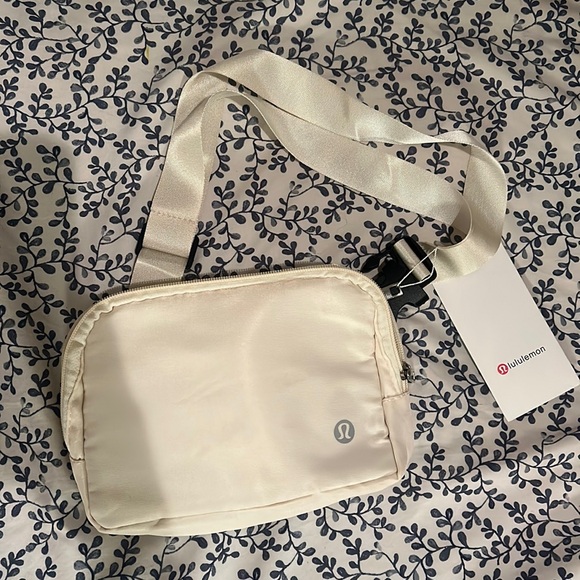 lululemon athletica Handbags - Crème Lululemon Crossbody/Belt Bag